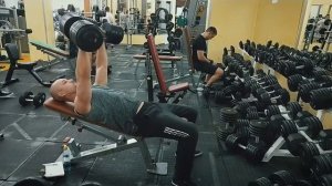 Жим лёжа, гантели по 50 кг.