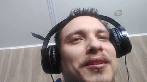 глянцевые мониторы больше напрягают глаза