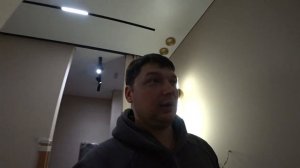 как обойти декоративные панели натяжным потолком. встроенные треки.