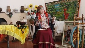 Прядение пуха на веретене.