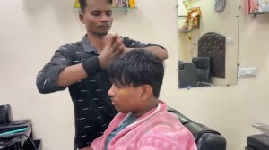 Мастер преподает массаж головы начинающему парикмахеру.