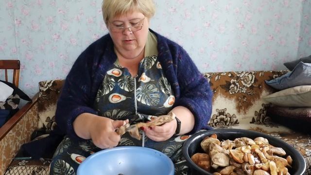 Соседка приподнесла нам сюрприз. Грибной день. смотреть онлайн