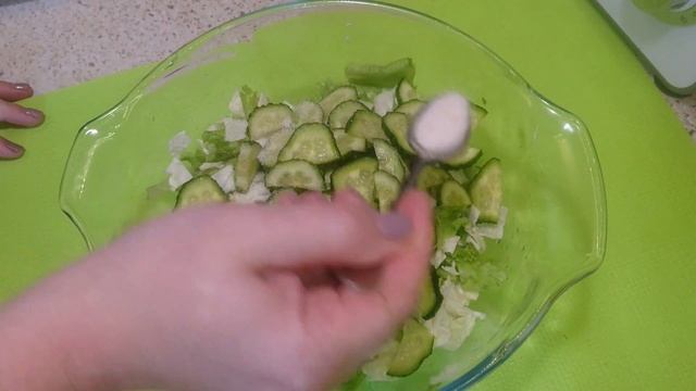 Зелёный салат с сухариками смотреть онлайн