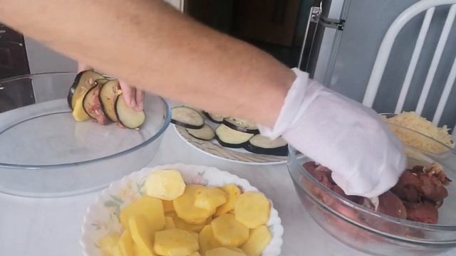 Мясо с баклажанами, картошкой, с сыром в духовке. Вкусный ужин