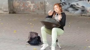 Симпатичная девушка красиво играет на Ханге