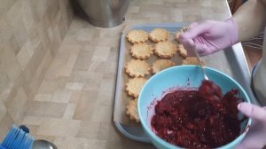 Песочные корзинки (тарталетки) с вишней и меренгой