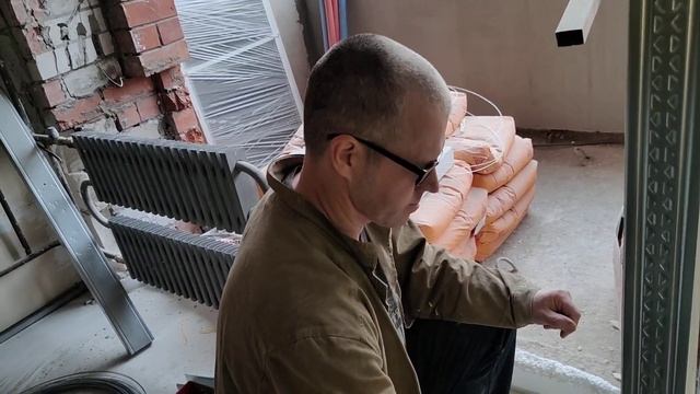 КАКИЕ ФАКТОРЫ МОГЛИ ПОВЛИЯТЬ ЧТО НАЛИВНОЙ ПОЛ ЛОПНУЛ ????