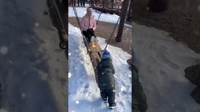 Кто сильнее раскачает: бабушка или внук? ?? смотреть онлайн