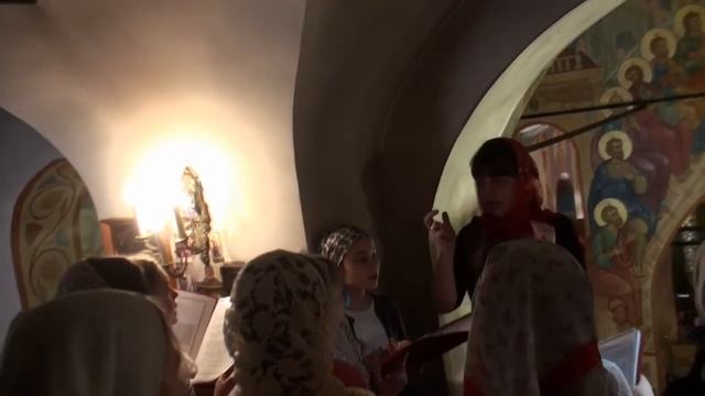 Дети поют на пасхальной службе