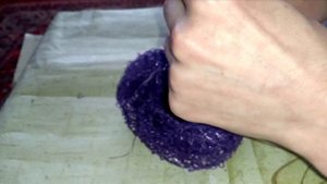 Из простой сетки делаем мочалку для посуды