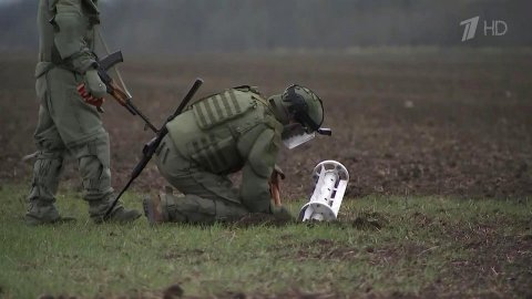 На освобожденной от неонацистов территории Украины...уничтожают мины, гранаты и уцелевшие боеприпасы