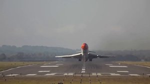 Может ли самолет задеть полосу хвостом при взлете или посадке?