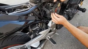 замена аккумулятора Honda CBF600