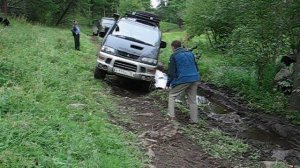 Делика сползает в колею