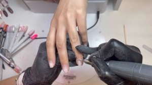 Аппаратный маникюр с однотонным покрытием