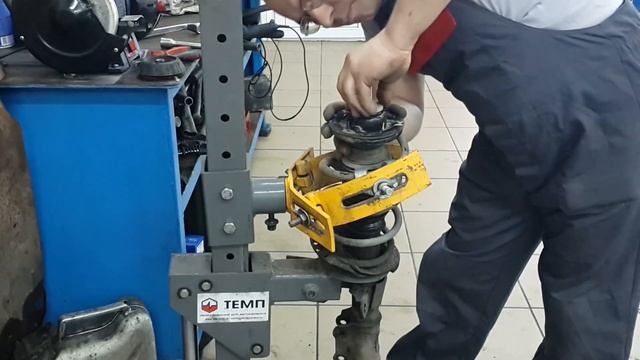 Посторонний шум при повороте руля. Замена подшипника верхней опоры. смотреть онлайн