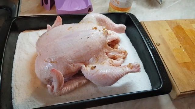 Получилась сочная курица на соли в духовке