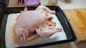 Получилась сочная курица на соли в духовке