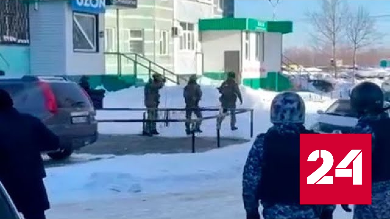 Мужчина удерживает ребенка в квартире в Нижневартовске - Россия 24