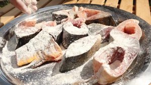 Жареный карп на сковороде с луком #карп #какпожаритькарпа #жареныйкарп