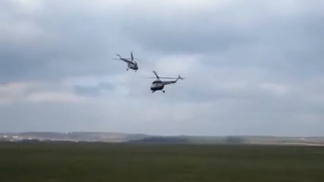Демонстрационный полет по групповому пилотированию. Вертолеты МИ 2