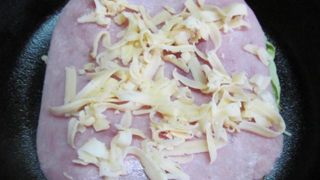 Бутерброд с овощами курицей и ветчиной
