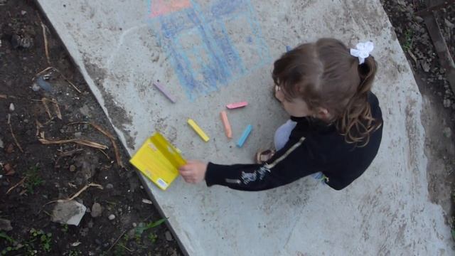 РИСОВАНИЕ НА АСФАЛЬТЕ У БАБУШКИ НАДИ И ДЕДУШКИ КОЛИ. смотреть онлайн