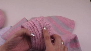 Стильный кардиган (кофта) спицами. V-образный вырез горловины. Рукав фонарик. Цельновязанная планка