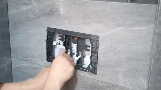 Установка клавиши смыва GEBERIT Delta51 на инсталляционную систему Geberit DUOFIX смотреть онлайн