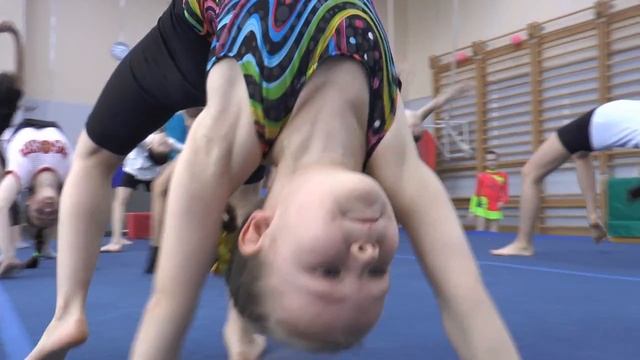 Cпортивная акробатика. Спортивная школа _Юность Москвы_ по акробатике смотреть онлайн