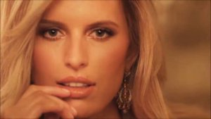 Karolina Kurkova   parfum by LR