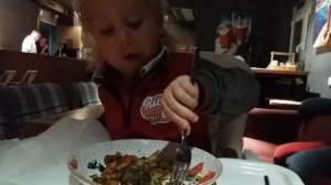 Дима кушает. Роза хутор ноябрь 2017