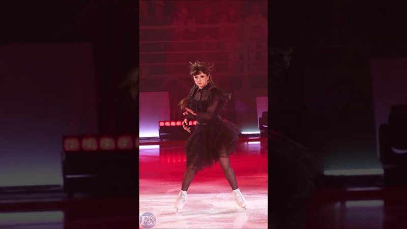 Камила Валиева ЗАЖИГАЕТ в образе Уэнсдэй на шоу "Чемпионы на льду" в Москве