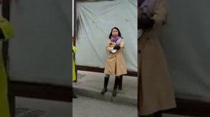 Женщина напала на полицейских