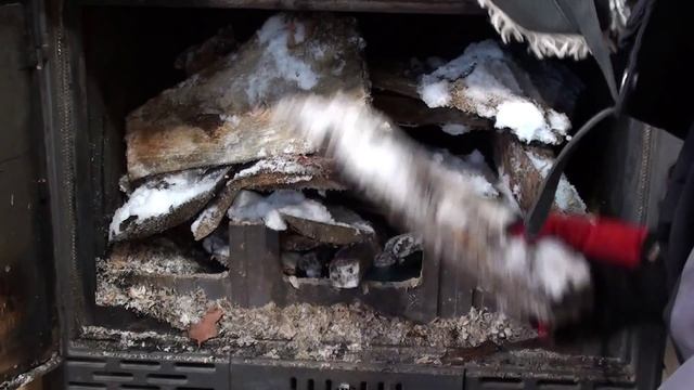 Растопка камина при помощи органического стекла. смотреть онлайн