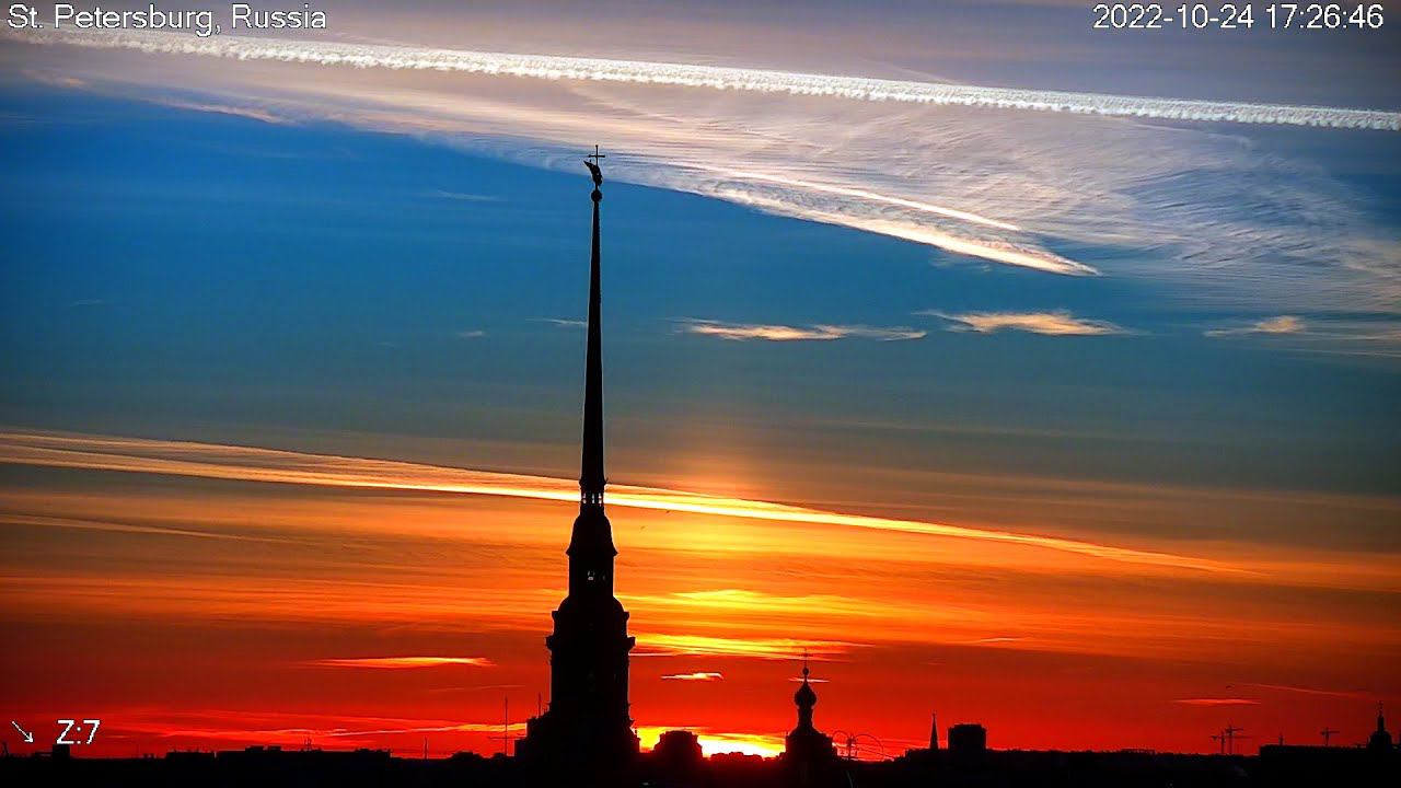 Петропавловский собор и небо в виде флага России сняла супервидовая веб-камера Санкт-Петербурга смотреть онлайн