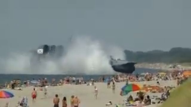 В Калининграде на пляж вышел Десантный корабль, на воздушной подушке, "Зубр"