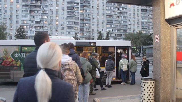 Две очереди на автобус №1201 до Дрожжино будним вечером у метро "Бульвар Дмитрия Донского" смотреть онлайн