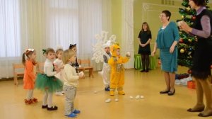 Веселая песенка и игра с снежками Новогодний утренник в ясельной группе