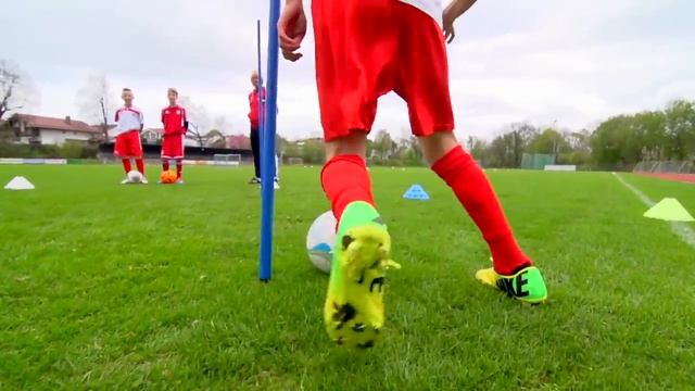 The Creative Triangle - Learn new football/ soccer tricks and moves смотреть онлайн