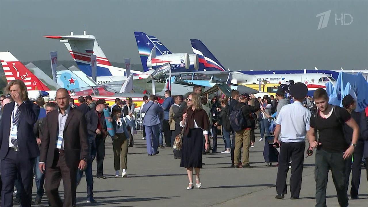 Даже в рабочий день на авиакосмическом салоне МАКС в подмосковном Жуковском аншлаг
