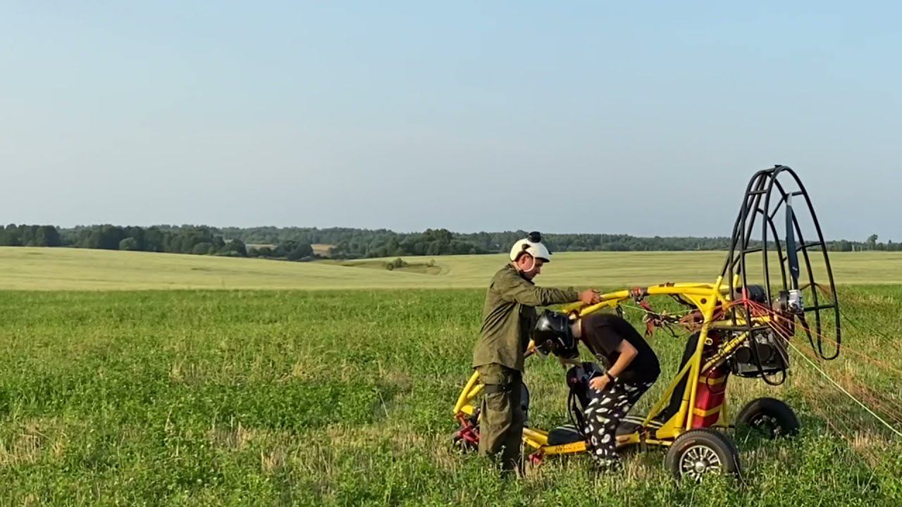 Маша первый раз летает на паралёте в Смоленске. смотреть онлайн