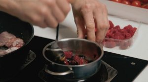 Салат с тёплой куриной печенью | Рецепт бренд-шефа ВкусВилл