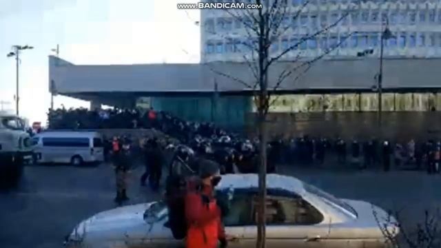 ПЕРВЫЕ СТОЛКНОВЕНИЯ С ОМОНОМ/ ВЛАДИВОСТОК 23.01.21 смотреть онлайн