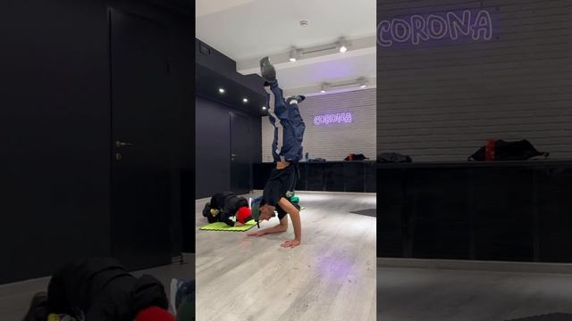 Брейкинг - это творчество, спорт и танец #брейкданс #брейкинг #школатанцевмосква