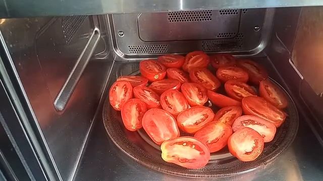 ВЯЛЕНЫЕ ПОМИДОРЫ В МИКРОВОЛНОВОЙ ПЕЧИ! СУПЕР быстро, просто и БЕЗ масла!!!