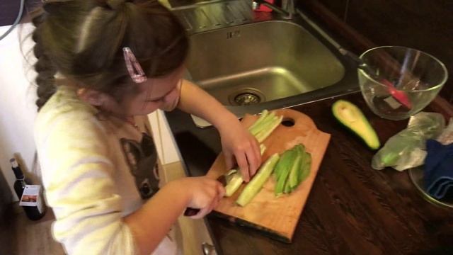 Готовим роллы Филадельфия и Калифорния смотреть онлайн