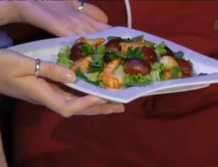 Рубрика 'Завтрак туриста'- салат с тигровыми креветками и виноградом