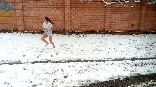 Красивая девушка, первый снег, немного танцев и изгнание дьявола смотреть онлайн