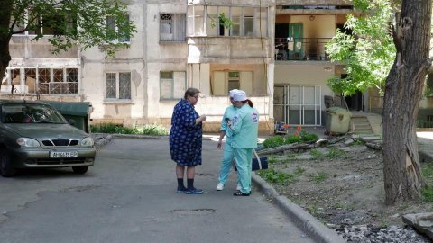 В Мариуполе волонтеры "Единой России" вместе с мед...ли по домам, в которых остались жить пенсионеры
